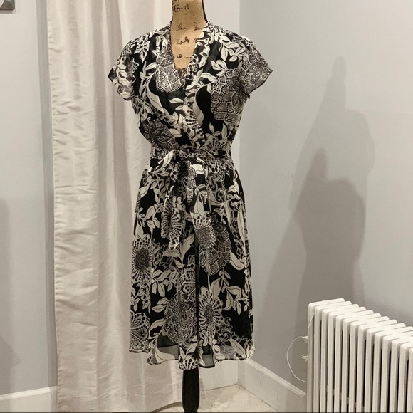 Jones Wear Dresses & Skirts - Jones Wear bold print belted dress size 8